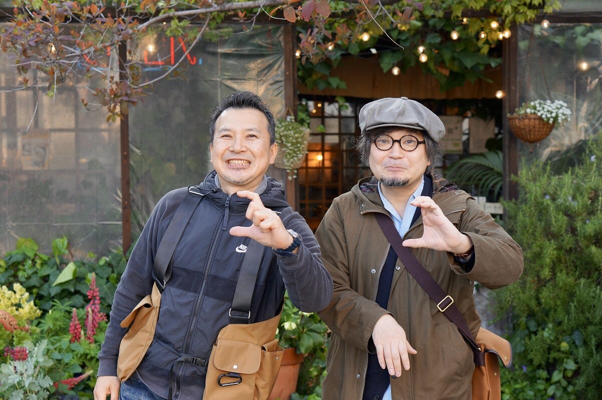 蕨の名店「㐂よし」の2代目店主、石塚裕一さん（左）と加藤ジャンプさん。なぜかふたりで「コの字」のポーズ