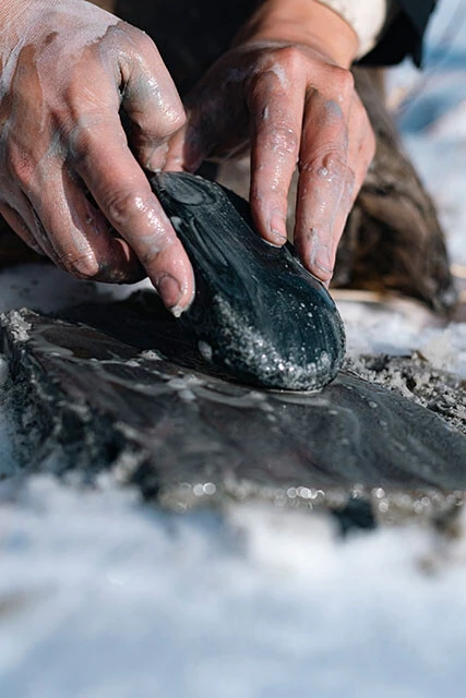 雪が降り積もる山奥で、一心不乱に斧用の石を磨く。長時間磨くうちに、「禅僧のような境地」に至るという