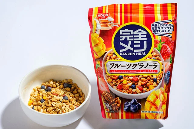 (26)完全メシ フルーツグラノーラ(日清食品)598円(180g)/イチゴやマンゴーを加えたフルーツグラノーラ。「ブルーベリーの風味が印象的」(朝倉氏)