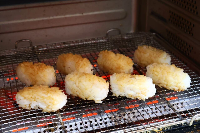 （２）焼く！　（１）をトースターなどに入れ、こんがりと焼き上げる。表面に焦げ目はつかなくともカリッと焼ければOKだ。網の上で焼くのが理想的だが、アルミホイルなどを敷いてもよい