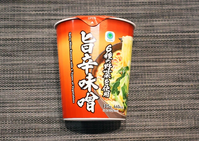 6種の野菜を使用 旨辛味噌　製造：東洋水産　価格：198円　評価：★★★★★　フリーズドライの野菜ブロックを使用で食べ応え抜群。野菜のうまみが溶け込んだ辛味噌スープが染みるおいしさ。プリッとした麺との相性も抜群だ
