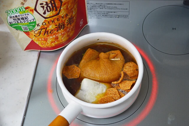 (4)仕上げ! あとは(3)を(1)の中に入れ、仕上げにKOIKEYA The 海老を投入し、少し柔らかくなるまで煮込んだら完成。エビの味も溶け込んだ絶品お雑煮をアツアツのうちに、どーぞ!