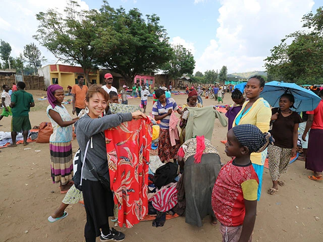 エチオピアのジンカ村のマーケットでバーゲンセールに参加!