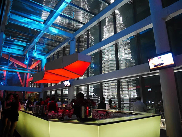 57階のバー「Marini's on 57」でツインタワーを眼前にお酒を楽しむことも