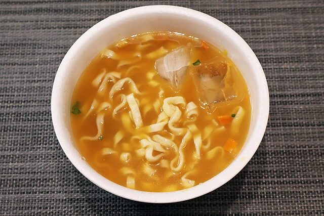 ③冷やし黒い豚カレーうどん スパイスの利いたカレースープは夏にぴったり!