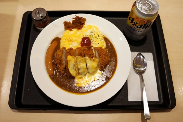 「ロースかつオムレツカレー（3辛 / 少なめ）」（870円）