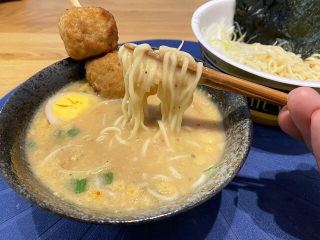 (4)特濃! 鶏つくね串、味玉、ネギ、のりなど、お好みのトッピングを盛りつけたら完成。つけ汁が熱いうちに麺をかっ込もう。麺にどっぷり絡む特濃感を堪能せよ! シメの追い飯も◎