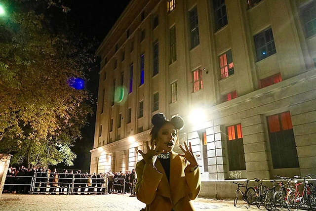 朝方までクラブにいたらメイク以上に目の下にクマが...、キャー！！