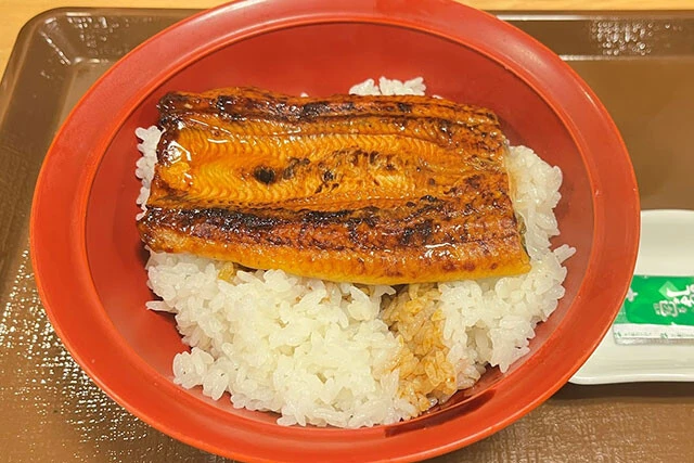 ［すき家］うな丼（並盛）　890円。皮目まですっと箸が入る柔らかさは特筆すべきもの。タレはやや甘めで万人受けしそう