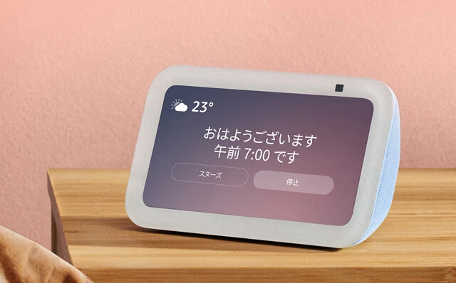 音声操作でスピーカーから睡眠導入音楽を再生。起床時は光目覚ましとしても活用可能。もちろん、エアコンや照明など、対応するスマート家電も音声操作が可能。おはようからおやすみまで大活躍確定!