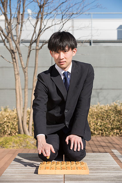 「ずっと将棋が好きで、チャンスがあったら常に挑戦していたのが良かったのかなって」と語る小山怜央さん