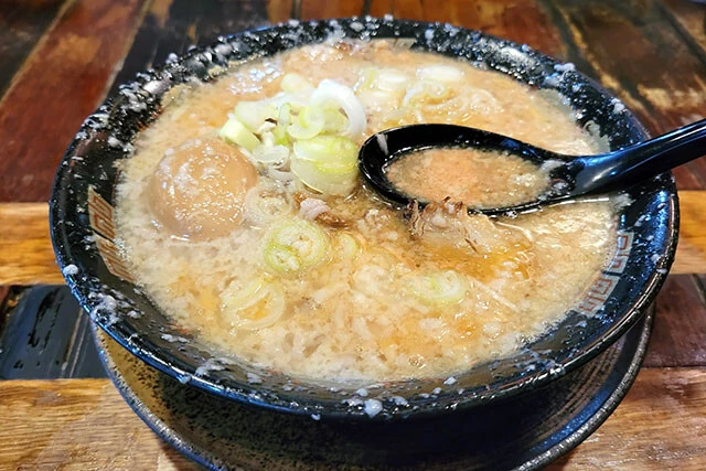 東京・五反田など「らーめん 平太周」特製らーめん（950円）　見た目どおり、濃いめの味で脂の量もすごい。ただ、店舗のPOPによると新陳代謝を促進するビタミンB1、血行促進効果があるビタミンEが豊富なことなどを理由に、「豚の背脂は体にいい」とのこと