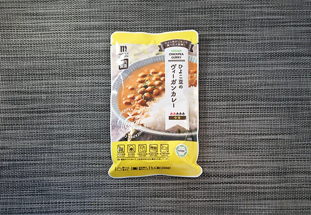 ひよこ豆のヴィーガンカレー（4P）　価格／約99円　辛さ／中辛　内容量／200g　オススメ度★★★★☆　ヴィーガン仕様のため味の厚みやコクはさすがにやや物足りないが、スパイスの強さとトマトの酸味でまとめている。大粒のヒヨコ豆がたっぷりで食べ応えは十分！
