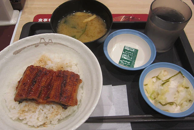 ［松屋］うな丼　980円。店舗で表面を焼いており、香ばしい状態で出てくる。お新香がついてくるのもいい箸休めに