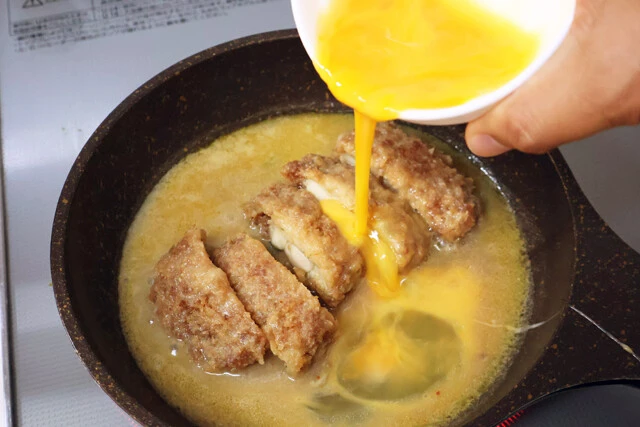 （３）卵とじ！　いったん火を止め、溶き卵を全体に回しかけたらフタをして1分ほど蒸らす。卵がぷるんとしたら出来上がり。卵とじの方法はお好みでアレンジしてOK。手順はネットで検索を！