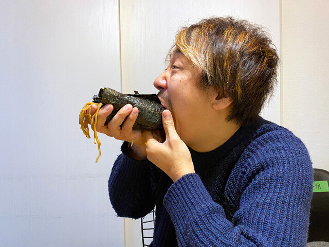 （５）食らう！　巻けたら抱えるようにして手に持ち、恵方を向いて願い事をしながらかっ食らうべし！　味変にはとんこつ辛味噌がオススメ。崩れそうになったらのりをもう1枚重ねよう