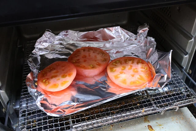 (1)焼く! 下準備としてトマトを薄切りにし、トースターなどでじっくりと焼こう。トマトが苦手な方は無理に入れなくても大丈夫だが、アジア麺と焼きトマトの相性は抜群だ!