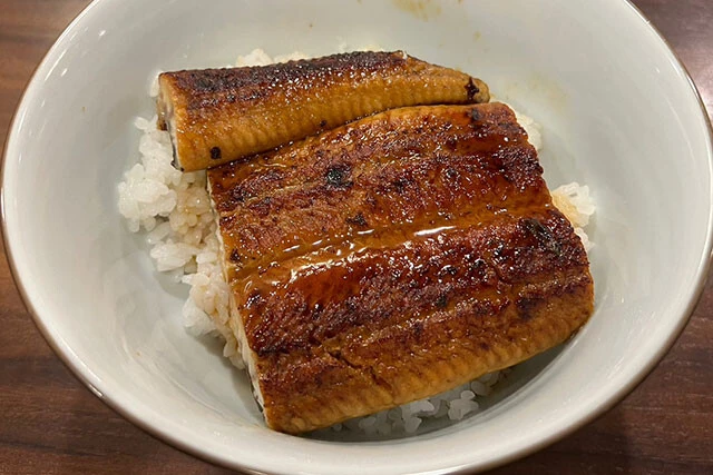 ［ジョナサン］国産 うなぎ丼　2529円。少々値は張るが、フワフワのうなぎは箸で持っても崩れることなく、風味もしっかりある
