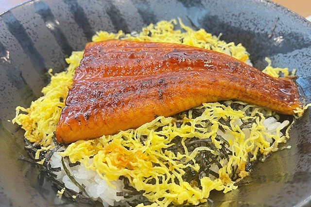 ［ココス］うなぎ丼　1199円。甘さ控えめで濃いめのタレ。錦糸卵とのりのおかげで最後まで飽きずに食べられる