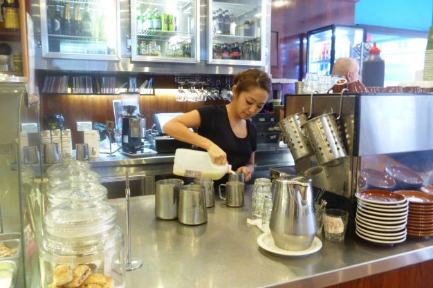 シドニーのカフェでスチームミルク修行するマリーシャ(2011年)