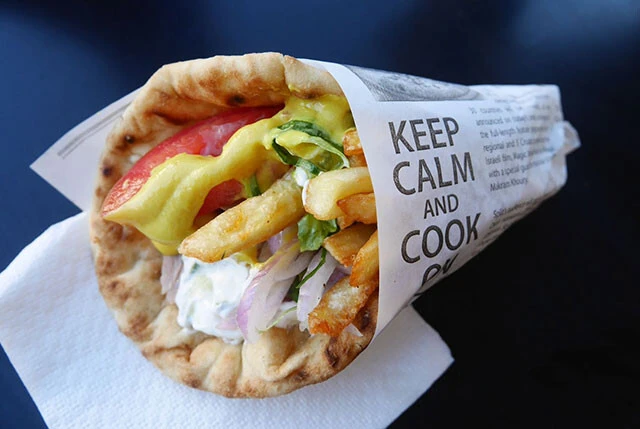 薄切り肉と野菜、どっさりポテトでお腹にしっかり溜まるギロピタ