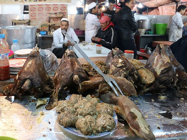 羊の生首の前に置かれた羊の脳みそ