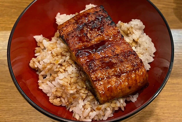 ［宇奈とと］うな丼　590円。炭火で焼いているので香りが良く、カリカリフワフワ。何よりこの価格が専門店のなせる業