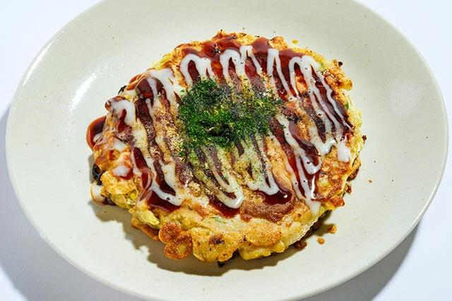 （24）冷凍 完全メシ　お好み焼 特製ミックス玉（日清食品）798円／イカ、エビ、豚肉をたっぷり使ったお好み焼き。ソース、マヨネーズ付きな上、栄養バランスも○