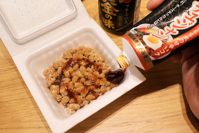 (1)混ぜる! 納豆に焼き肉のタレとコチュジャンを入れ、箸でよくかき混ぜる。辛さを強くしたい場合はコチュジャンをたくさん入れよう。お好みで韓国のりをちぎって交ぜても激ウマだ