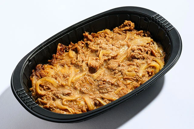 （23）冷凍 完全メシ 牛丼（日清食品）798円／牛肉と玉ネギの甘みが生きた牛丼。「肉感は満足なんですが、価格はやはり割高に感じる」（朝倉氏）