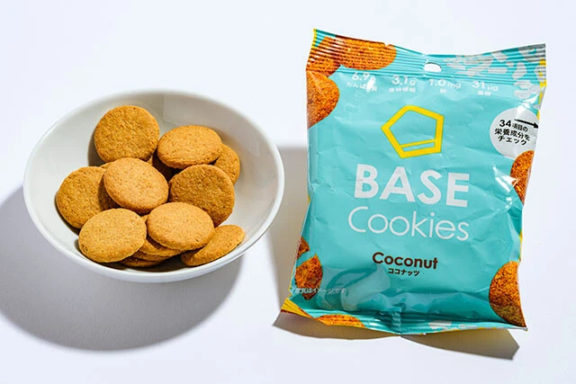 （3）ベースクッキー　ココナッツ（ベースフード）197円／同シリーズのココナツ味。「ココナツの香りが心地よく、サクサクした食感も良かったです」（朝倉氏）