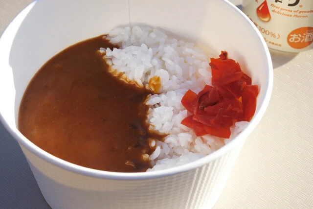 【カレーライス】公園のボート池横の売店で食べる、なんでもないカレーライスこそが沁みる年の瀬:パリッコ『今週のハマりメシ』第114回