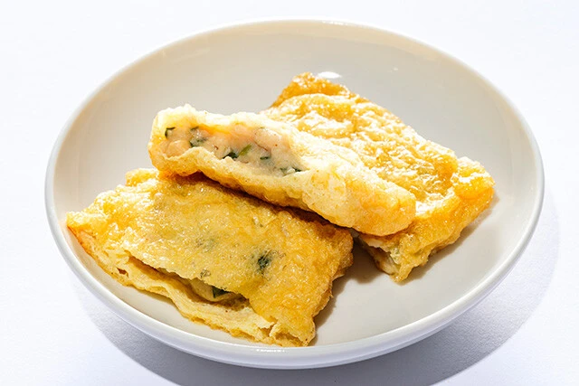 3位／ヤマガタ食品「いなり餃子」10個（528円）皮の代わりに甘い油揚げであんを包んだ、ありそうでなかった組み合わせ。柔らかい油揚げに肉汁が染み込むため、相性ぴったりでおいし