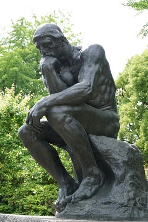 考える人像のように前傾すると便は出やすくなる