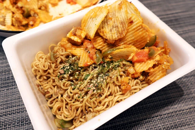 (5)カスタム! 時間の経過とともに食感が少しずつしっとりしてくるが、それはそれでマッシュポテトのようでウマい。ペヤングにトッピングするとあまりにもガッツリ贅沢なウマさに大進化!