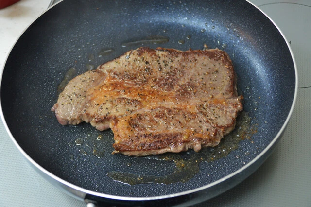 (1)焼く! フライパンに油を引いて熱し、塩こしょうを振ったステーキ肉を焼く。お好みの焼き加減で仕上げたら取り出し、ひと口サイズにカットする。上手な焼き方は各自検索すること!