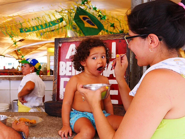 赤ちゃんは離乳食を始める頃からピューレ状にしたアサイーを食べさせられるそう