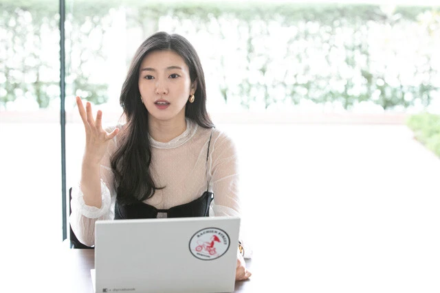 ハンドケアについて説明する福井セリナ