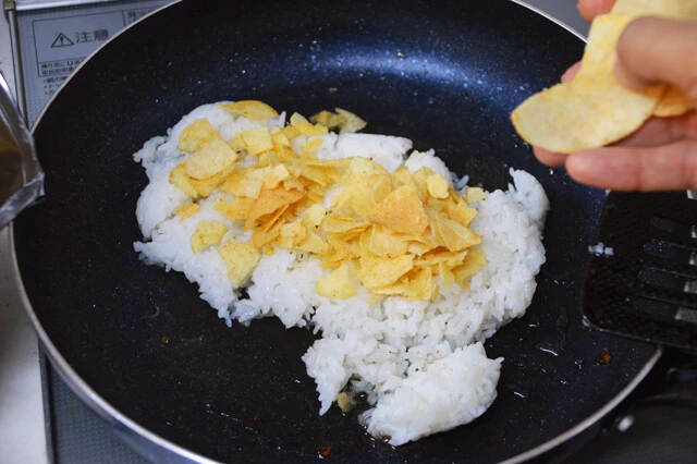 (3)炒める! (2)を作り終えたフライパンにご飯と、粉砕したわさビーフを半袋ほど入れて強火で炒める。塩こしょうと少量のステーキソースで味つけ。お好みで青ネギなどを入れてもよい