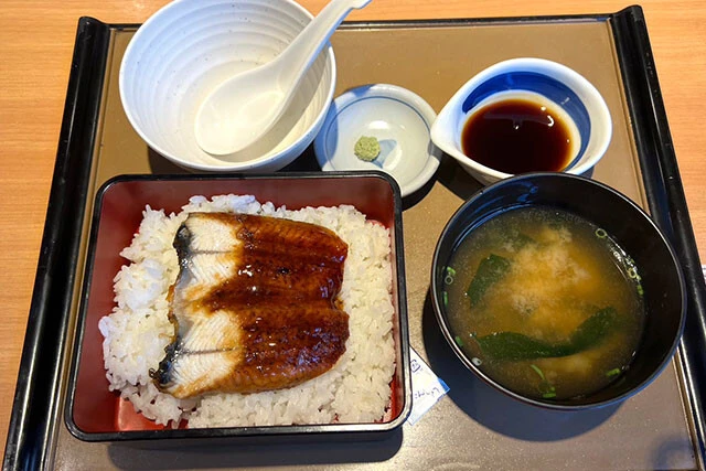 ［やよい軒］うな重定食　1100円。うなぎ自体はやや小さめだが、無料のだしサービスで、うなぎ茶漬けとしても楽しめる