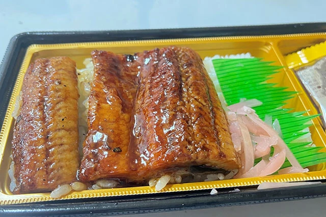 ［オリジン弁当］1069円。身は柔らかな仕上がりだが、端の部分は皮目の香ばしさも楽しめる。付属のタレはやや甘め