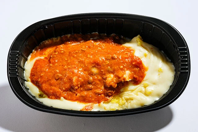 (21)冷凍 完全メシ チキンドリア(日清食品)798円/チキンとビーフのうまみを利かせたドリア。「悪くないが、やや味が安っぽい印象」(はんつ氏)