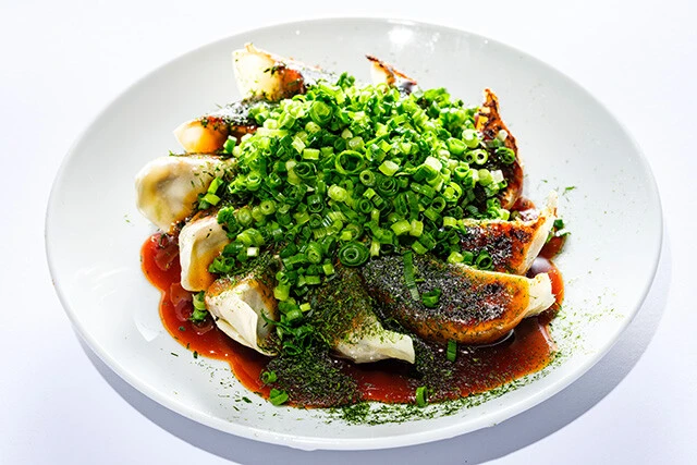 10位/パブリック「広島お好み焼餃子」20個(2160円)広島県民のソウルフードであるお好み焼きがひと口サイズの餃子に。モチモチの生地にオタフクソースと青のりをいっぱいかけて召し上がれ!