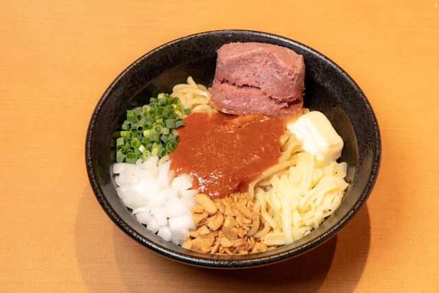 脂の多いコンビーフだが、混ぜることでいい具合に溶けてコクをプラス。ただまとわりつくので、一気に入れるより散らばせて入れるほうが混ぜやすい