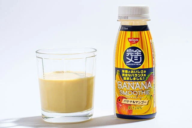 （31）完全メシ　バナナスムージー（日清食品）298円／バナナとマンゴーのフルーツスムージー。「酸味が気になるので何かと混ぜてもいいかも」（はんつ氏）
