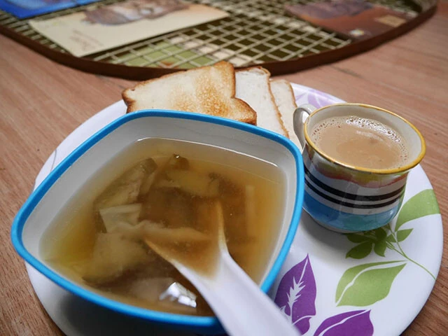 無料朝食はトーストとチャイ、そして味噌汁