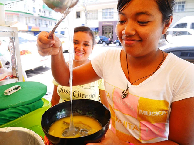 半透明のスライム状のものが注がれた…!?