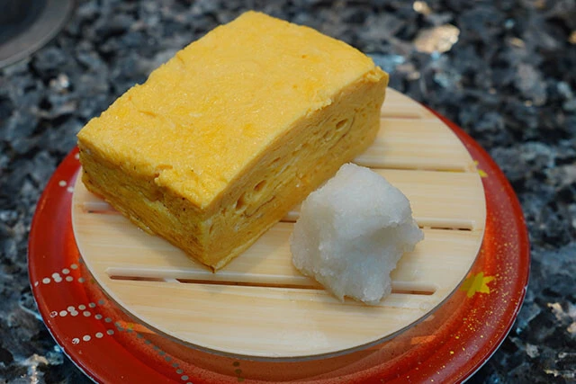 回転寿しクリッパー（北海道）特製だし巻き玉子／超大手資本と地元発グルメ系チェーンが争う北の大地で、だし巻き卵をウリにする独自性。スタッフのパフォーマンスが印象的な店でもある