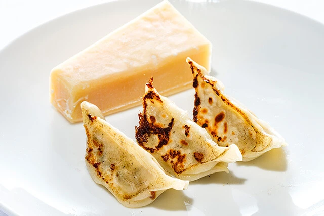 2位／餃子専門　丸虎　MARCO「近江山椒と厳選フロマージュのスモーク餃子」6個（580円）大阪、兵庫のフレンチ店シェフが監修した高級志向の餃子。燻製の香りと濃厚なチーズがダイレクトに味わえる。後味に来る山椒も良いアクセント