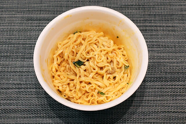 練りごまのコクを生かしたクリーミーな冷やし担々うどん。赤いきつねと比べてやや細めでコシ強の麺にタレがどっぷりと絡みつく!